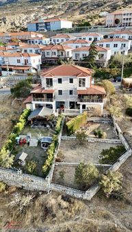 İzmirin Nezih Tatil Beldelerinden Foçada 4+1 Satılık Villa