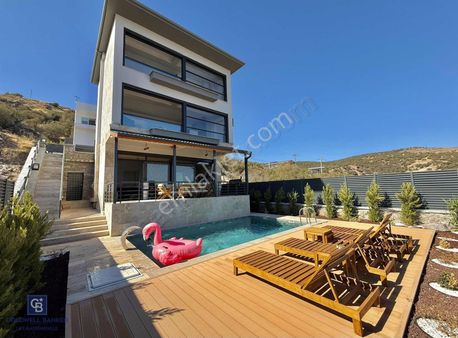 Çandarlı'da Deniz Manzaralı Havuzlu Satılık Tripleks Villa