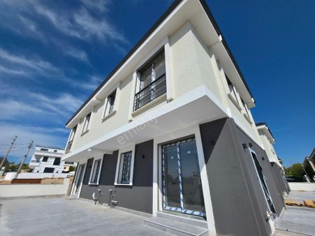Havuzlu Site İçerisinde 3+1 Villa