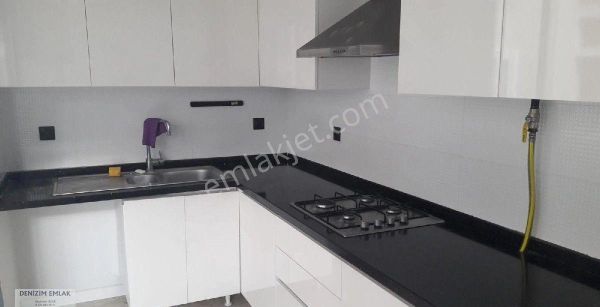 Karşıyaka Bostanlı'da 6 Yıllık Binada Satılık 3+1 Köşe Daire