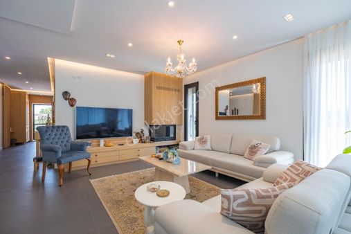 Urla Gülbahçe Satılık Havuzlu Müstakil Villa Denize 50m. Havuzlu