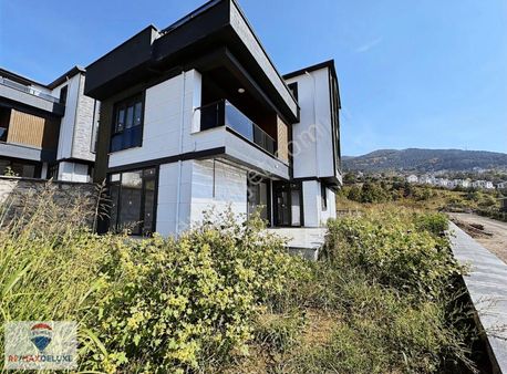 Başiskele Bahçecik'te 6+1 Bahçeli Tripleks Villa