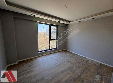 Sümbüller'den Cadde Yakını Köşe Konumda Arakat Lüx 2+1 Daire