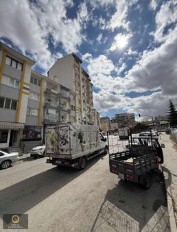 Sarılar Gayrimenkul'den Cadde Üzeri 3 Cepheli Arakat Satılık