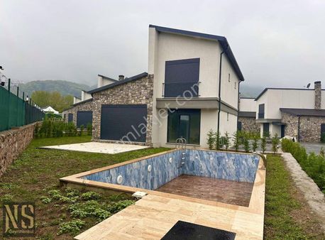 Sapanca Yanık'ta Müstakil Havuzlu Sıfır Kiralık 4+1 Villa