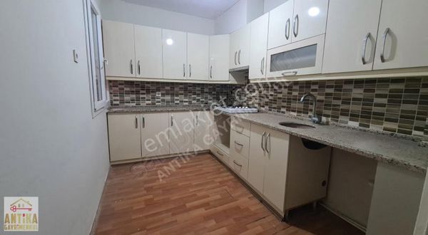 Antika Gayrimenkulden Çarşı Merkezinde Satılık Bahçeli Zemin Kat