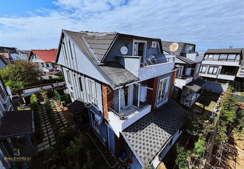 Balcıoğlundan Satılık Merkez Plajda Denize 50 M Bahçeli Triblex