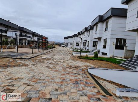 Demir Emlak Tan Esenyurt Mah . !! Şok !!fiyata Satılık 5+1 Villa