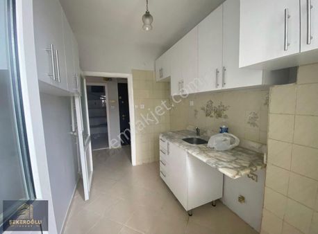 Şekeroğlu Emlâk'tan Yakacık Çarşı'da 3+1 Kiralık Daire