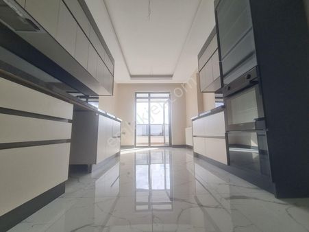 Sancaktepe'de Çift Bloklu Sitede Şehir Manzaralı Kiralık 3+1