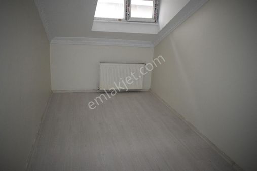 Esentepe Mah.de Hakanlar İnşaat Tan Kiralık 2+1 Çatı Katı Daire