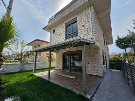3 +1 Geniş Bahçeli, Denize 50 Mt Mesafede Satılık Lüks Villa
