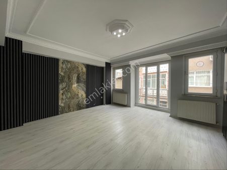 Fatih’te Satılık Ara Kat Daire – 2010 Yapımı, Ön Cephe