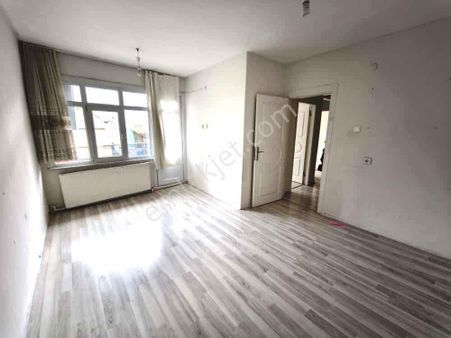 Eyüp Nişancı 2+1 / 75m2 / 3.kat / D.gaz Kombili / Balkonlu / Aydınlık Daire