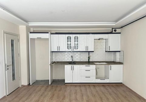 Zeki Emlak'tan Muradiye'de Havuzlu Site İçinde Satılık 2+1 Daire