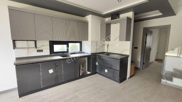 Kuşadası'nda Doğalgazlı 3+1 Bahçe Dubleksi Daire