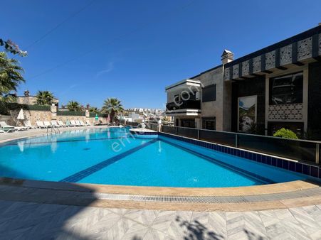 Kuşadası Değirmendere Mevkiinde Konforlu Elit Sitede Havuzlu 2+1