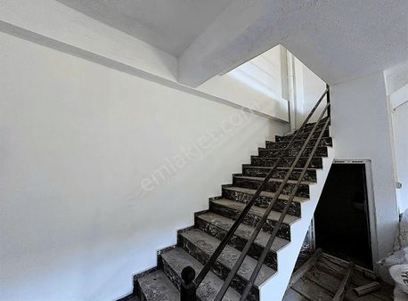 Akçeşme Mahallesi'nde Bodrum+3 Katlı Satılık İşyeri 350 M2