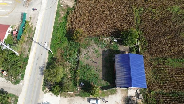 Akyazı'da Asfalt Cephe Elektrik Su Doğalgazı Olan Yapı Ve Arazi