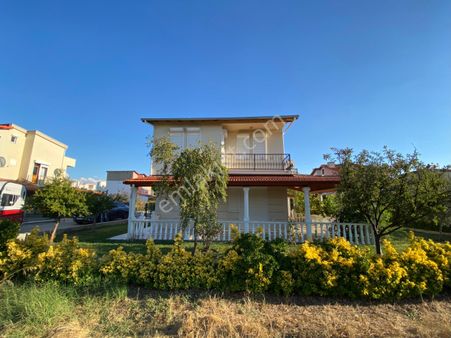 Dağlı Gayrimenkul’den Ayvalık Altınova Sahilde Geniş Bahçeli Site İçi Villa