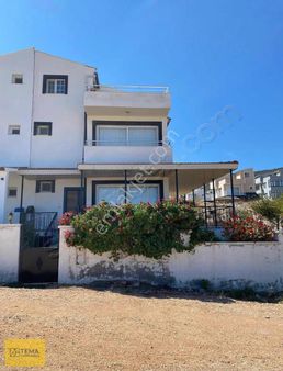 Karaburun Mordoğan Kamukent De Deniz Manzaralı Konumda Villa