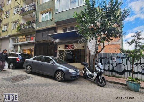 Balat Ayan Caddesinde 3 Katlı Satılık Dükkan