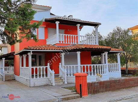 Dikili Salihleraltı Vali Konaklarında Satılık 4+1 Köşe Villa