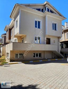 Emlak Konutları Mükemmel Konumda Satılık Villa