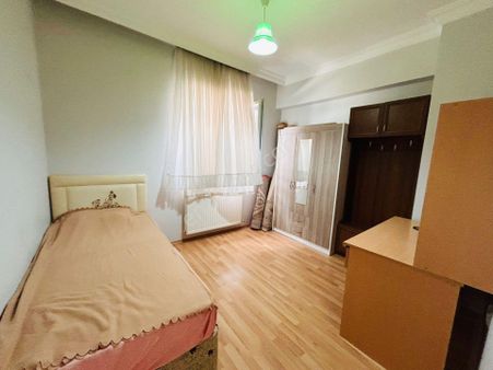 Cadde Dibinde Ferah 2+1 Y.giriş Daire...