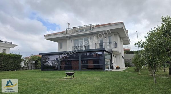 Arnavutköy Taşoluk'ta 6+2 Bakımlı, Geniş Bahçeli Lüks Villa