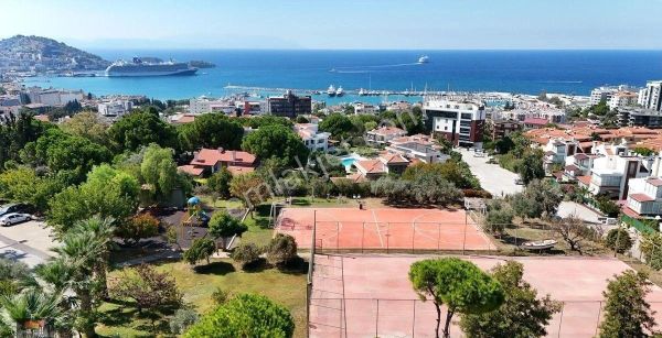 Kuşadası Marina Mevkii 4+1 Satılık Geniş Villa