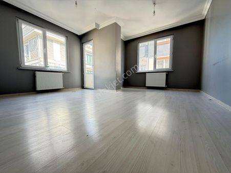 Okul Yakını Kombili Asansörlü Balkonlu 2+1 Arakat