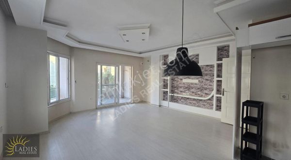 Ladiesden Merkezi Konumda Geniş 3+1 Kiralık Daire