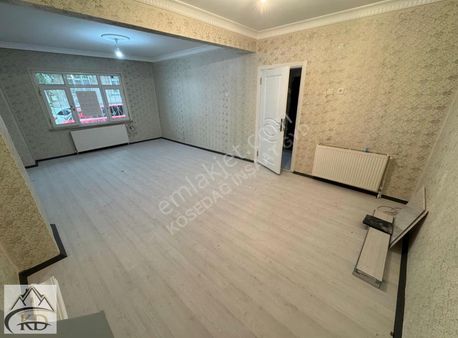 Kösedağ İnş Pazarın Dibinde Satılık 2+1 110m2 Giriş Daire