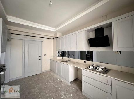 İkiev'den Abdulhamithan'da Ara Kat Lüks 3.5+1 Satılık Daire