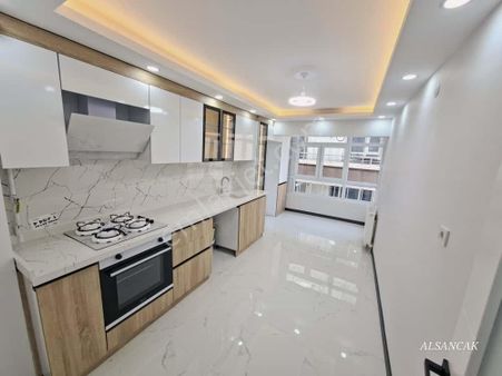 Etimesgut Merkezde Orta Kat 2 Banyolu Lüks Yapılı Satılık 3+1