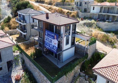 Karaburun Saip'te Deniz Manzaralı Geniş Bahçeli 3+1 Tripleks