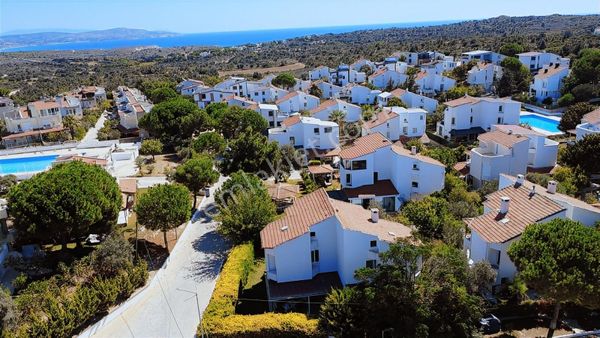 Çeşme Çiftlikköy Serakent Sitesinde Satılık 4+1 Tripleks Villa