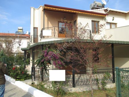 Kuşadası Soğucak Bölgesinde Satılık 3+1 Havuzlu Sitede Villa