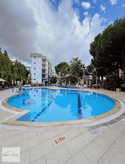 Kuşadasında Otogar Arkası Merkez De Havuzlu Sitede Eşyalı 1+1