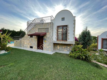 Kuşadası Sahilde,havuzlu Sitede, 3+1 Müstakil Villa