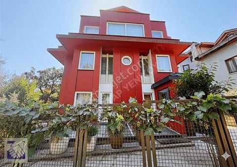 Sarıyer Bahçeköy'de, Geniş Aile - Ticari İşletmelere Uygun Villa
