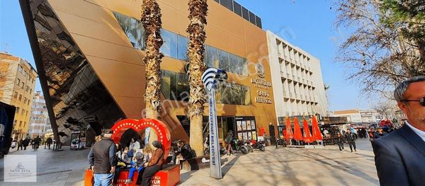 Rota 'dan Çınarda Yaya Yoğunluğu Yüksek Belediye Arkası Ofis