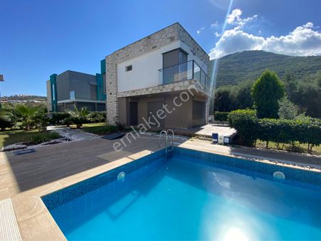 Güzelçamlı'da Doğanın İçinde Havuzlu Full Eşyalı 3+1 Satılık Villa