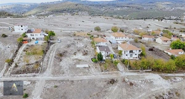 2.102 M2 Arsa 735 M2 İnşaat Alanı Var 6 Adet Villa Yapılabilir