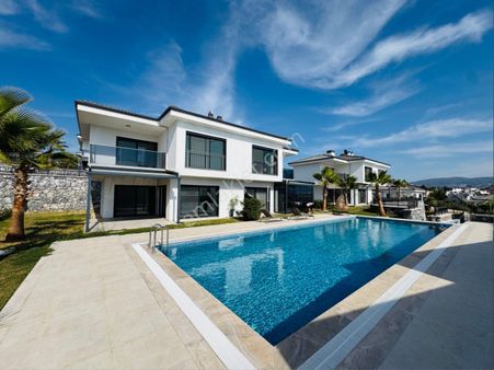 Kuşadası Davutlar’da 7/24 Güvenlikli Satılık 3+1 Villa