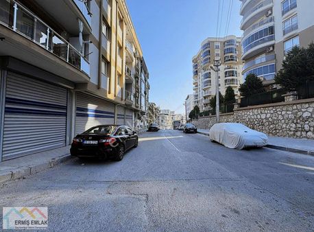 Satılık Caddelere Yakın Köşe Dükkan
