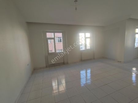 Gaziler Çeşme Durağı Cıvarı Satılık 3+1 Arakat Daire