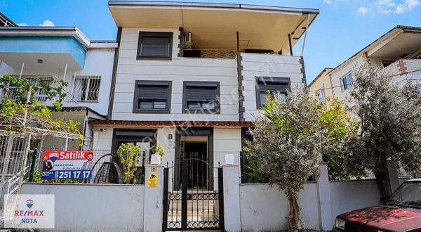 Gaziemir Beyazevler Satılık 5+1 Müstakil Bahçeli Tripleks Villa