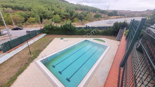 Bayraklı Körfez Mah. Havuzlu Sitede Ara Kat Kiralık 3+1 Daire